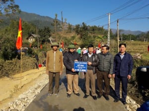 Giám đốc Công ty Cổ phần Hồng Nam (ngoài cùng bên phải trao tặng xã Tú Lệ kinh phí làm đường Giao thông nông thôn)